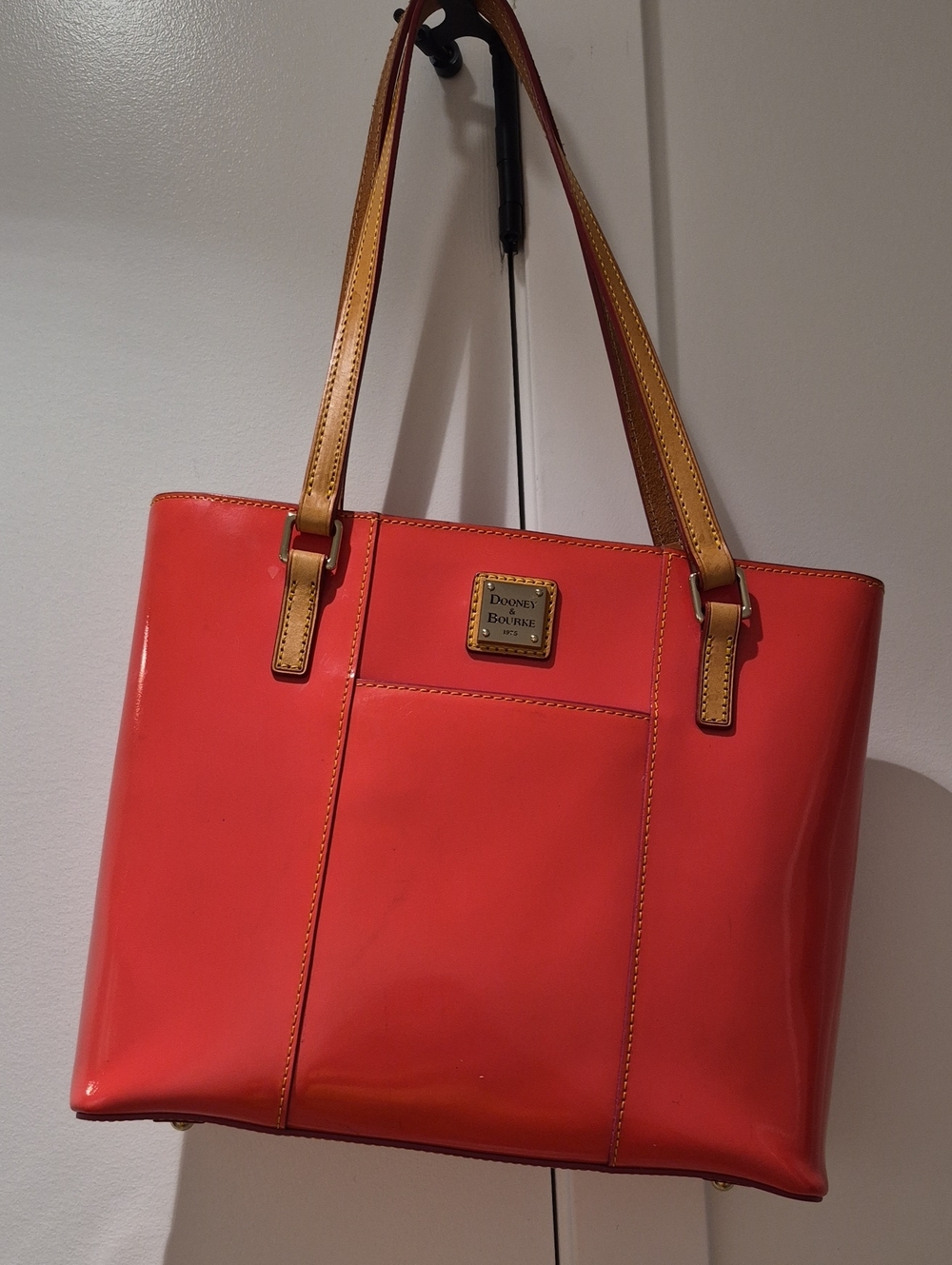 👜👛❤️🎃Dooney & Bourke Coral Patent Tote with Tan Straps